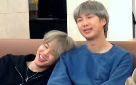 【BTS】ต่างกันแค่หนึ่งปี แต่เหมือนคนละรุ่นเลย!