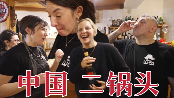 老外第一次尝试中国二锅头！以为不烈一口闷了三杯，整个人都懵了！