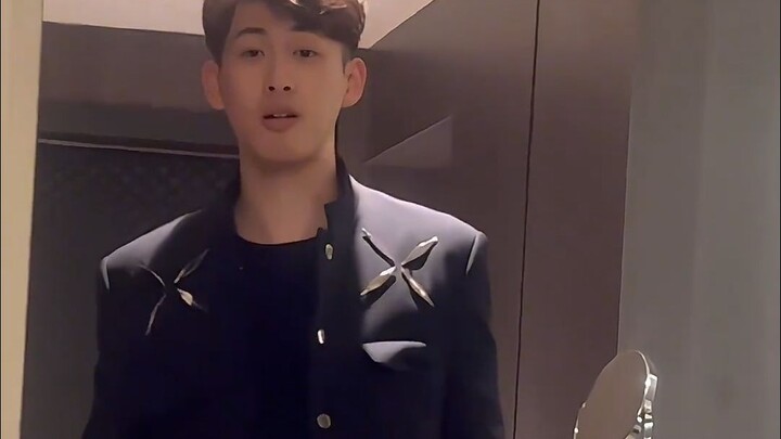 Tôi phát hiện ra là con trai đúng là天生 mông cong!