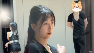 Đến đón vợ tôi tan học nào! Cô ấy trông như một người khác hẳn khi nhảy vậy.