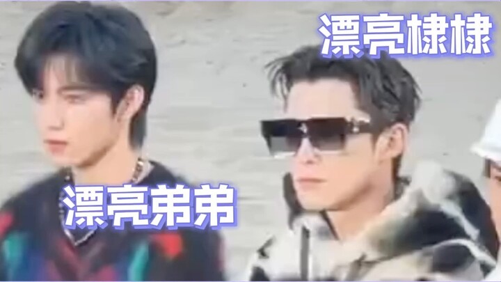 หวังเหอตี้ใส่เสื้อขนสุนัขจิ้งจอกจนร้อนจนลิ้นห้อย ช่างภาพแอบถ่ายบรรยายไม่ตรงกับภาพเลย ทำไมทุกอย่างเกี