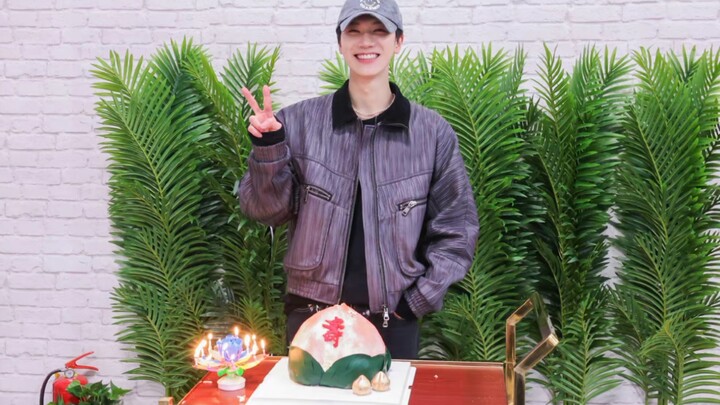 TEN: Wow, this cake is so… “tǔ”! I love it. Director: What do you mean by “tǔ”? TEN: “Tǔ” means trad
