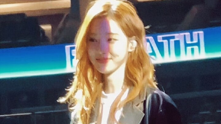 Flowing Facade Rule: Whoever the camera focuses on becomes the facade