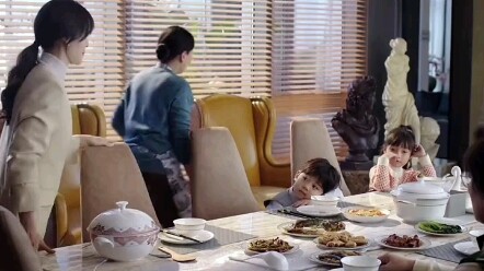 The wife discovers her husband is flirting with other women, but she remains calm and uses a strateg
