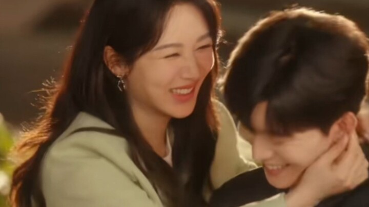 Jiang Yi tampak seperti anak anjing kecil yang dibujuk hingga merasa bahagia dalam sekejap, hahaha!