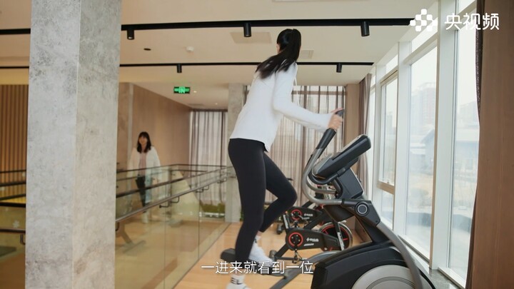 #闪闪发光的少年#跟193的张常宁一起拍摄不能拍近景，因为我只能露出个头顶[笑哭]今晚继续期待闪闪发光的少年呀，是每周更四期，周四到周日一天一期，不是每周四更…