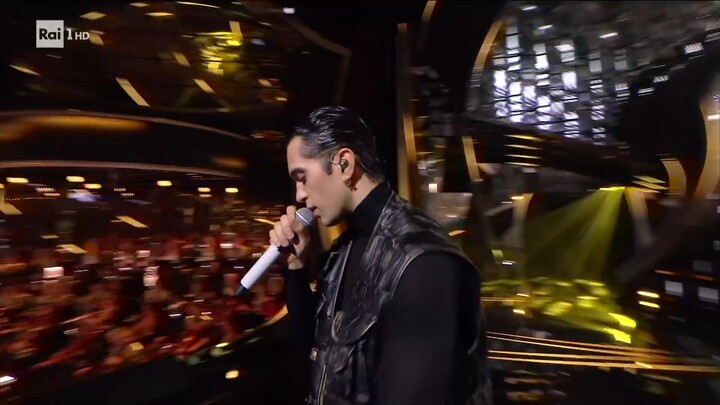 Sanremo 2024 prima serata Mahmood canta ＂Tuta gold＂
