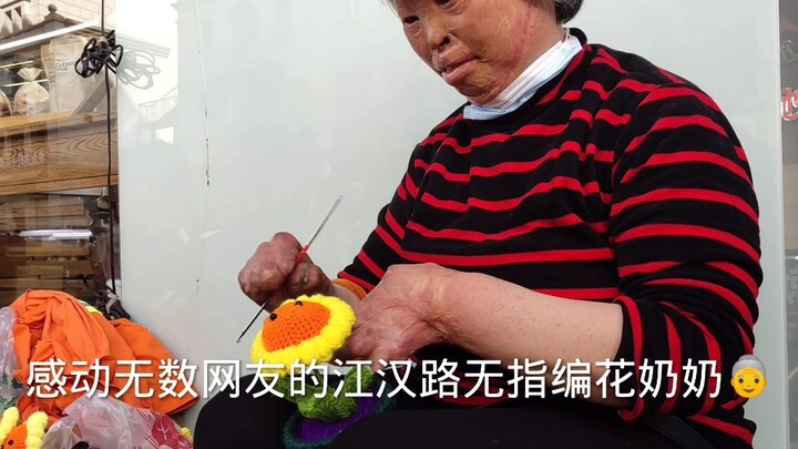 Bà cụ không ngón ở Vũ Hán bán hoa cứu con gái gây sốt mạng! Mọi người thi nhau quyên góp tấm lòng nh