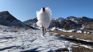 Nam model đi catwalk kiểu Victoria Secret trên núi tuyết? 