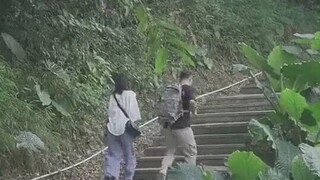 Jenius iklan tertawa terbahak-bahak di tempat tidur