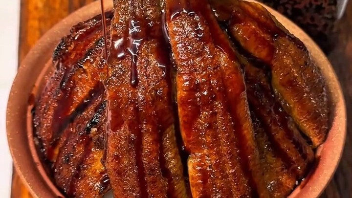 Bạn có chắc chắn không muốn gọi một phần cơm lươn khổng lồ dưới chân núi Phú Sĩ không?