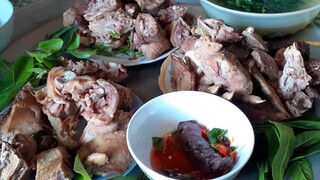 Gà luộc chấm muối ớt lá chanh.hai anh em ăn hết một mâm luôn