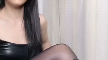 Quần lụa bóng màu đen. Dây đeo bằng da và bốt cao quá đầu gối giúp bạn thêm phần trẻ trung.