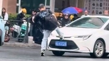 Young man films an amazing guy on the street who kicks every car he sees, ignoring everything!