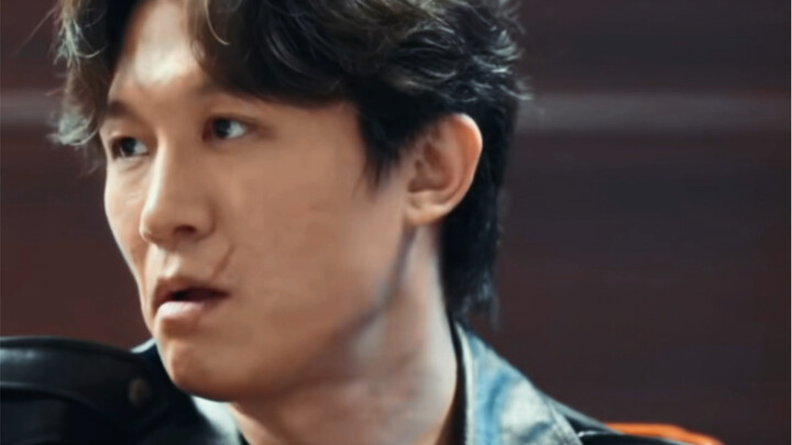 Cú đá này của Hu Ge đã thẳng chân đá luôn cả tôi từ thế giới thực bay thẳng đến cung điện Buckingham