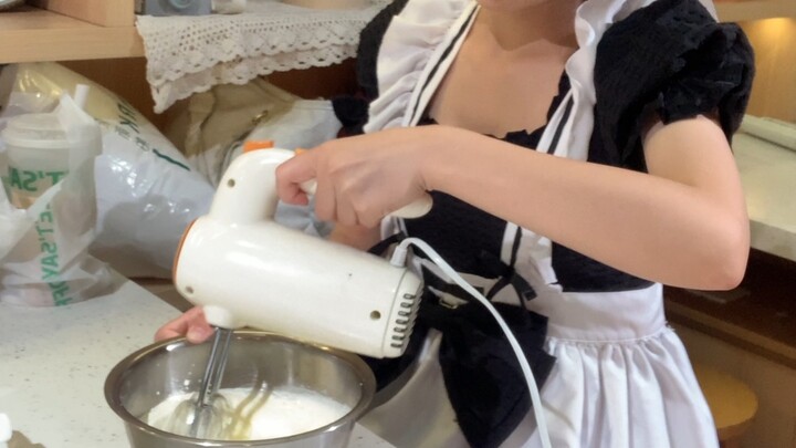 A Maid-Costume-Clad Beginner’s First Cake-Baking Experience ~ Keykey & Qiubobo’s One-Day Vlog