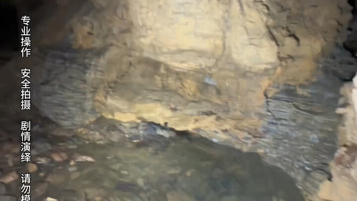 Di dalam sungai bawah tanah muncul pecahan rakyat dan pesan dari tiga puluh tahun yang lalu