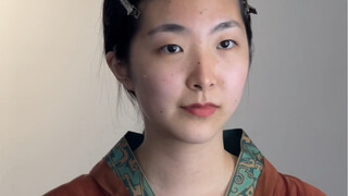 The more natural a beautiful woman is, the more stunning she looks—just two simple hairpins can make