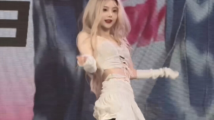 ได้ยินว่ามีคนบอกว่าฉันหน้าเหมือนเฉินจั๋วเสวียนเหรอ?