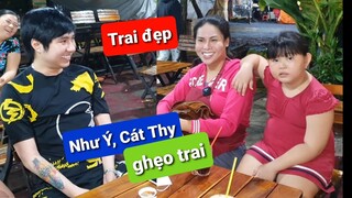 DIVA Cát Thy và Như Ý ghẹo Trai đẹp mua Bánh tráng trộn