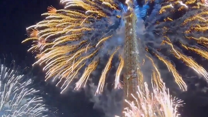 “Then let’s wish for endless fireworks and romance～”