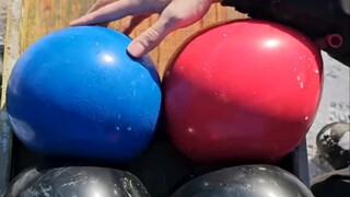 Khoảnh khắc giải tỏa áp lực khi lăn chai xuống cầu thang