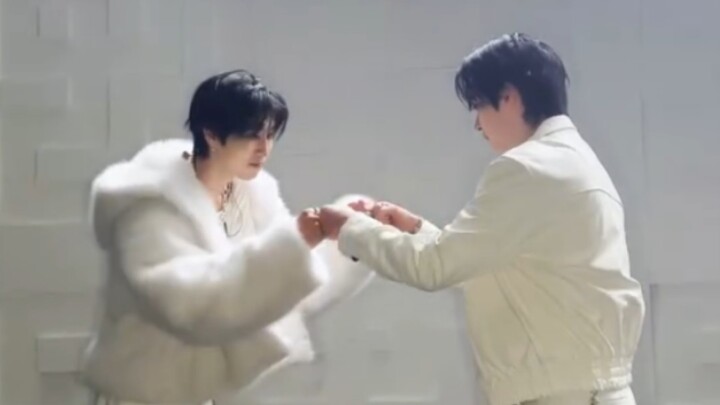 全体起立太甜了T﹏T不是拼接是旻城的walkin on water双人challenge!