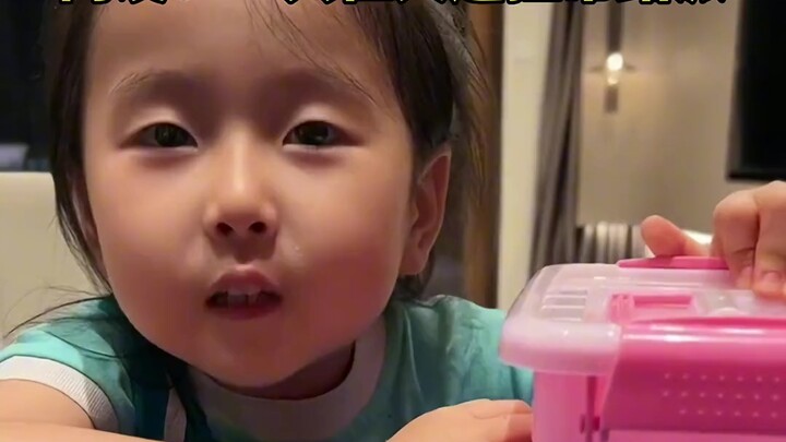 “Hai bộ mặt” của hai cha con: Dân mạng: “Chỉ có ba người mà còn chia phe kéo bè!”