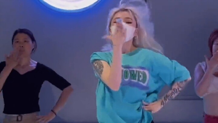 "QIAN Qian Choreography" is a basic jazz choreography comparable to fat-reducing exercises. Just lis