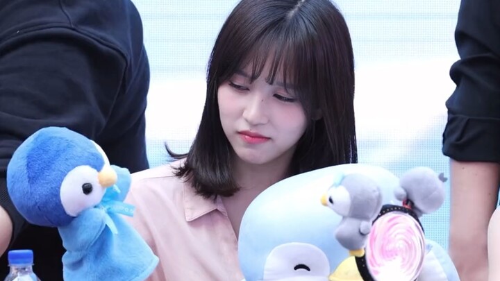 เพนกวินที่บังคับตุ๊กตาเพนกวินได้อย่างคล่องแคล่ว