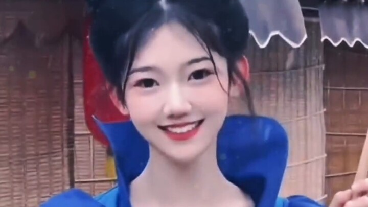 I took a look at Miss Long Kui who was wearing a wide-sleeved fairy dress in Luoyi Ancient City. Luo