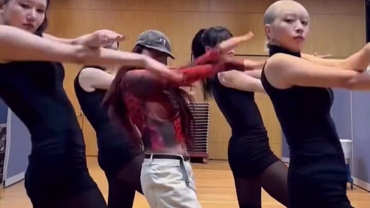 การเคลื่อนไหวของนักออกแบบท่าเต้นดั้งเดิมของ Whiplash มีลักษณะเป็นกลไกมาก