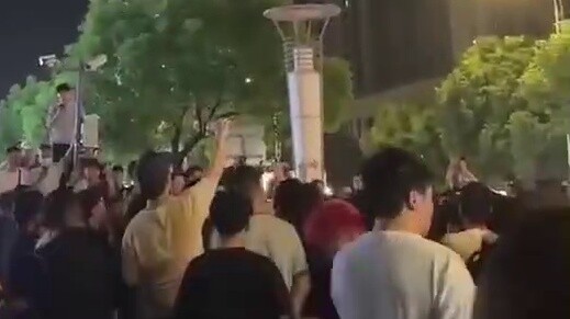 A man who said "Outsiders, get out of Suzhou" was surrounded by hundreds of people and was "rescued"