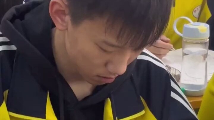 Para siswa secara kolektif menggunakan aturan tangan kiri untuk mengerjakan soal, gambarnya sangat l