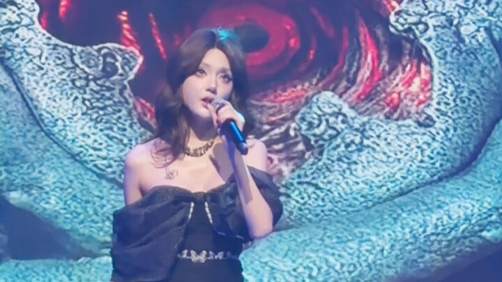 Cross-dressing drag queen covers the notoriously difficult song “Kong Xin,” delivering a high-note o