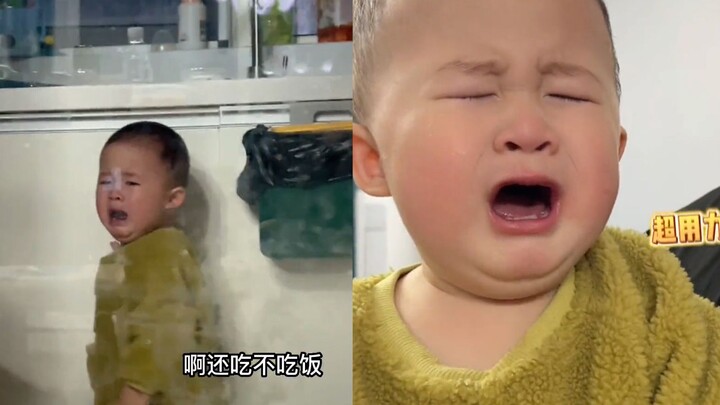 Bocah imut berusia 1 tahun ngambek dan menangis tak mau makan. Begitu tahu sehebat apa ibunya, ia la