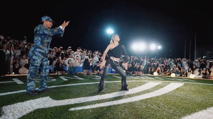 Anh chàng này đang học nhảy hip-hop ở trường đại học, và những bước nhảy của anh ấy thật tuyệt vời! 