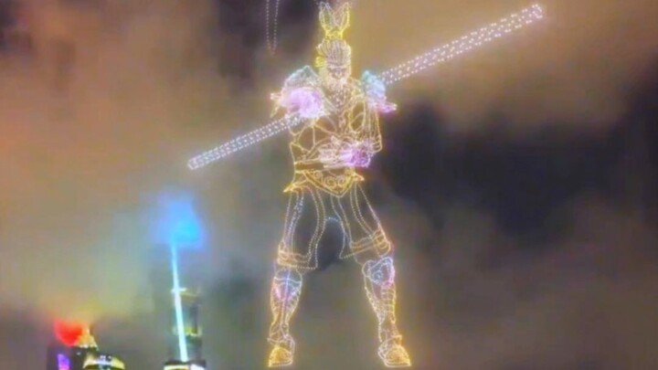Pertunjukan drone menunjukkan Sun Wukong melakukan keajaiban seperti "bermain dengan gada emas" dan 