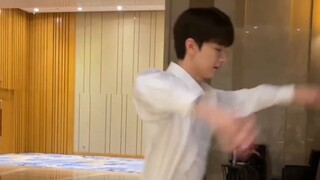 [Lin Yi] Are you really not going to watch the behind-the-scenes version of Ode to Loneliness?