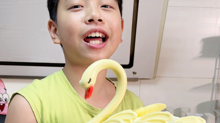 Đứa trẻ làm cho bạn một chiếc bánh chỉ có thể nhìn từ phía trước…