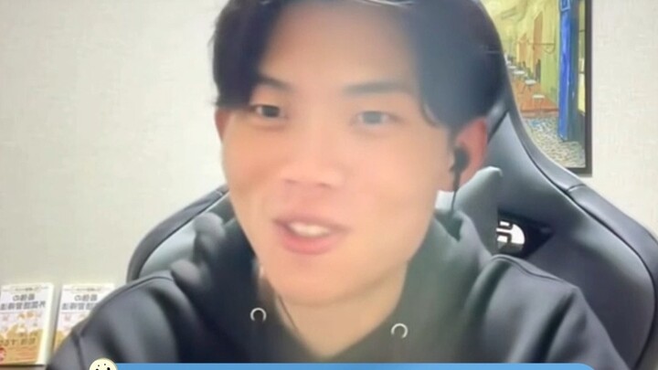 หนุ่มคนนี้เปลี่ยนภาษาได้อย่างไร้รอยต่อ จนเหมือนเครื่องหมายตกใจไปโผล่อยู่บนหัวของหวังเจียเออร์เลย