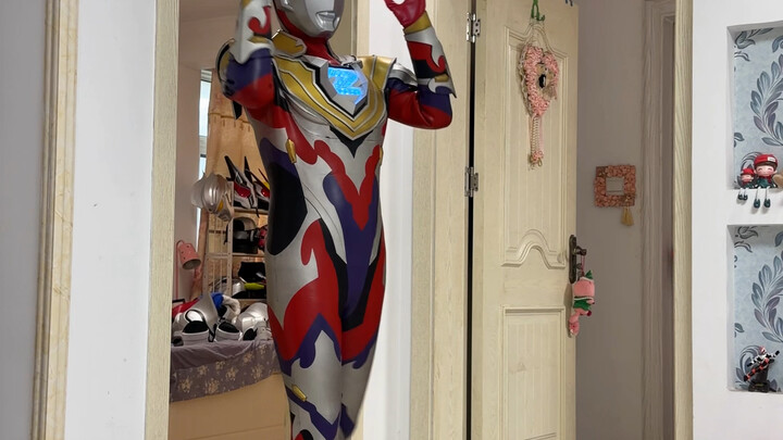 When I transform into four Ultramen in front of my family