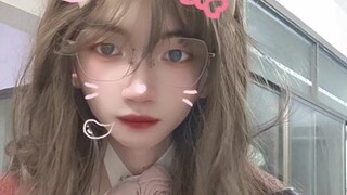 Lần đầu tiên biến thành Tiểu Nam Lương, tay để thế này có đúng không nhỉ