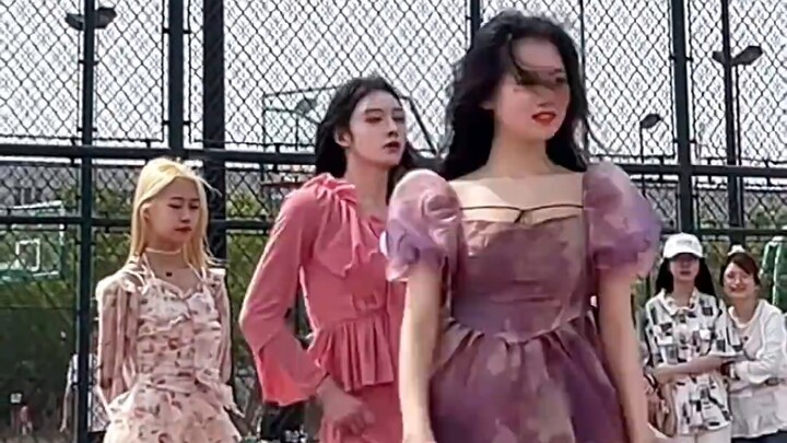 Bos cross-dressing menari Stellar-Crying di lapangan basket kampus, sebuah lagu musim panas yang pen