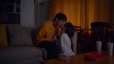 【韩剧吻戏】男主坐在沙发,女主坐在地上,这样的高度差接吻,看起来好有感觉!