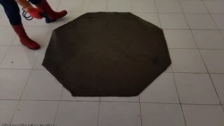 过程看得很过瘾：清洗一块被洪水弄脏的地毯