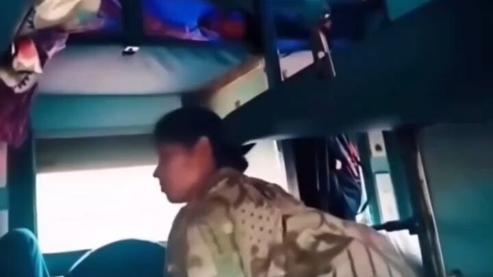 ガザで避難民が身を寄せるテントにイスラエル軍の攻撃があり、16歳の少年を含む2人が死亡、数十人が負傷しました。この攻撃は、ガザ中部で車両に乗っていた警察官とされるパレスチナ人3人が攻撃により死亡した翌