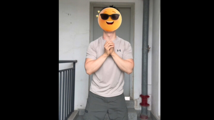 رجل عضلات غير متناسق يعود لتعلم الرقص مرة أخرى