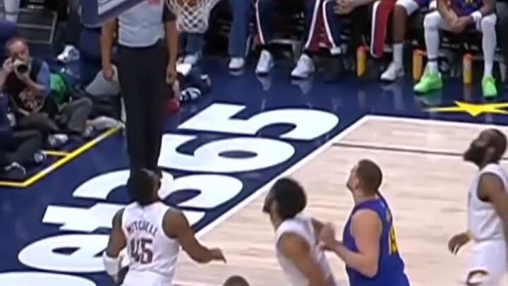 NBA close fight Game cav vs Denver..