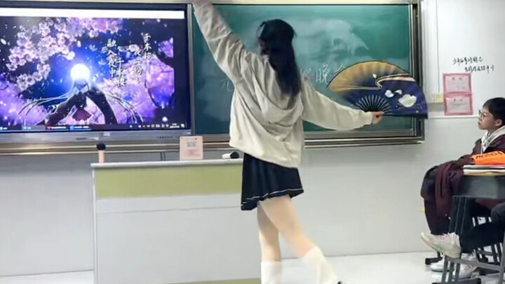 ماذا لو طلبت فجأة أن ترقص رقصة تشيبن ساكُرا في حفل رأس السنة؟